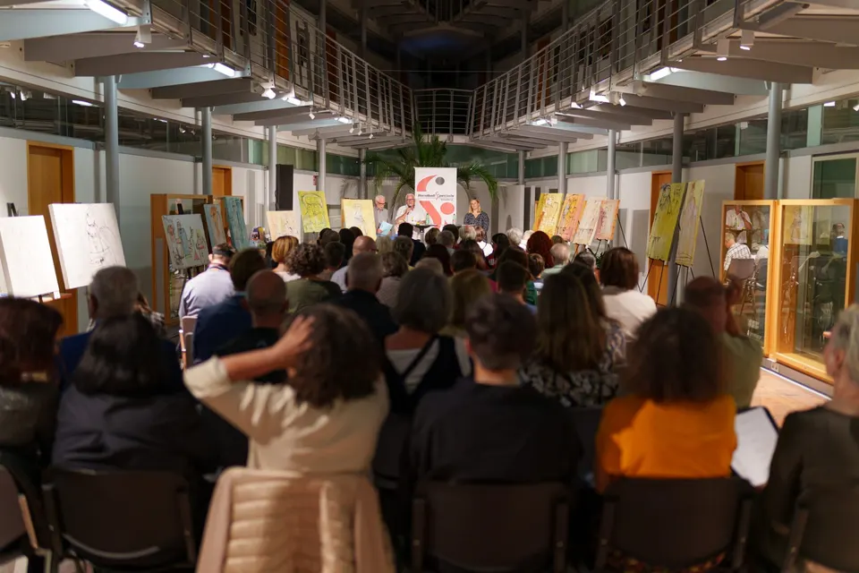 Publikum in einer Halle bei einer Veranstaltung