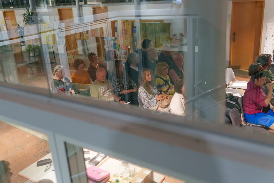 Blick durch eine Glasfront in einen Kursraum