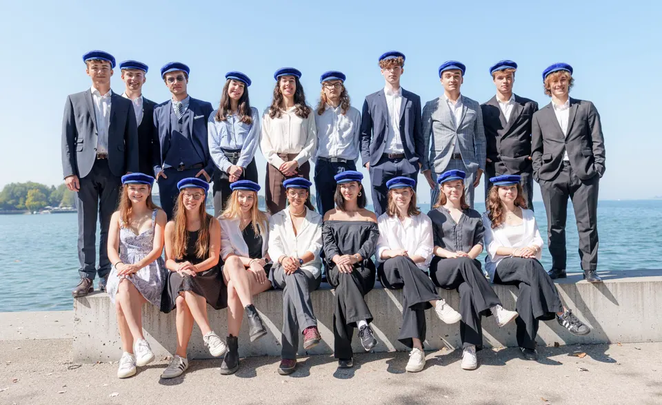 Maturaklasse als Gruppenbild am Seeufer