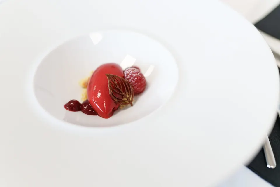 Rotes Dessert auf weißem Teller