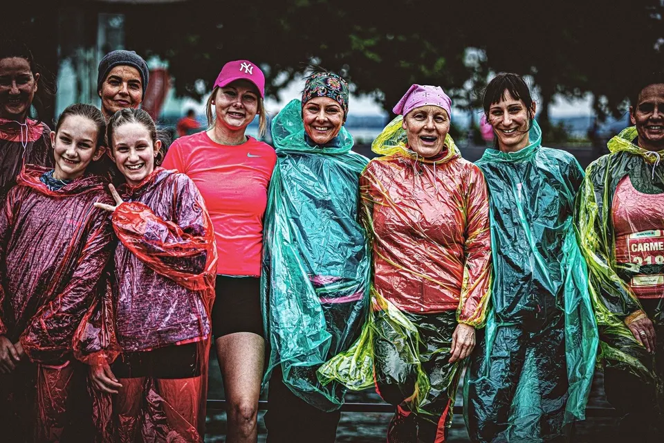 Läuferinnen in bunten Regencapes