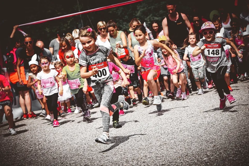 Kinder beim Start eines Laufs