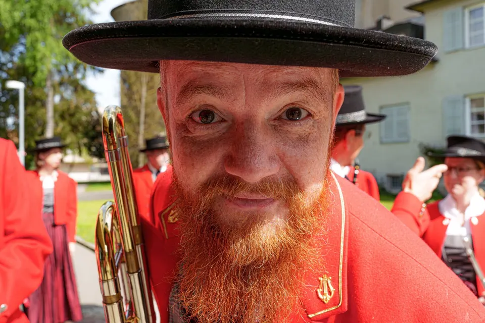 Musikant mit rotem Bart, Hut und Tracht
