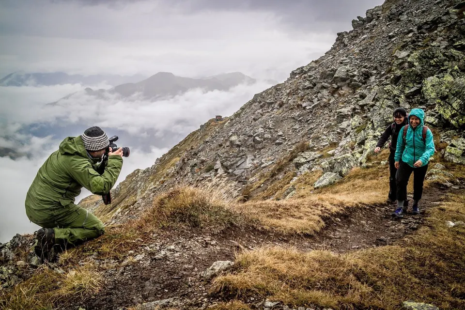 Fotograf in den Bergen über dem Nebelmeer