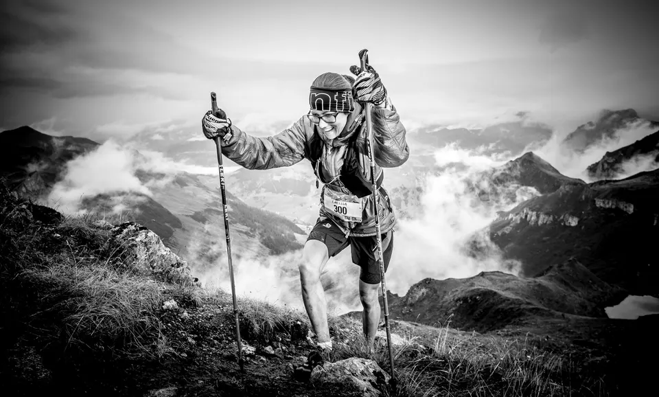 Bergsteigerin über dem Nebelmeer, schwarzweiß