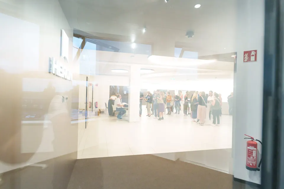 Blick durch eine Glastür ins Foyer