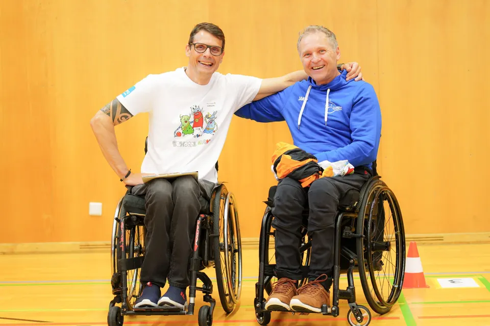 Zwei Rollstuhlsportler in der Sporthalle