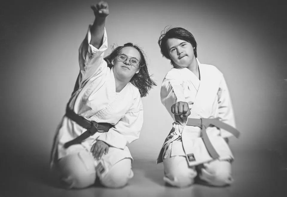 Zwei Karateka mit gestreckter Faust, schwarzweiß