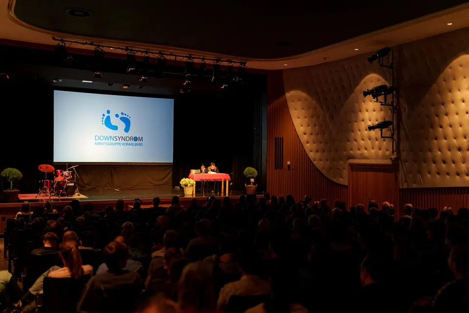 Voller Saal vor der Bühne