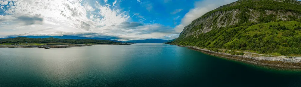 Fjord mit steiler Felswand