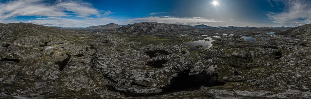 Felslandschaft mit Sonne über dem Horizont