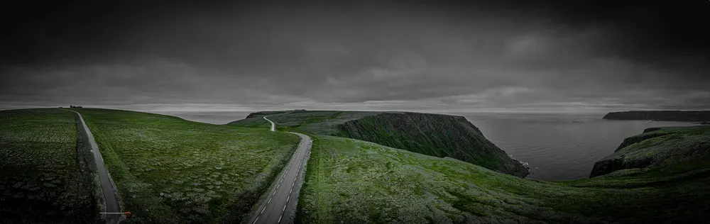 Wege über grüne Klippen am Meer