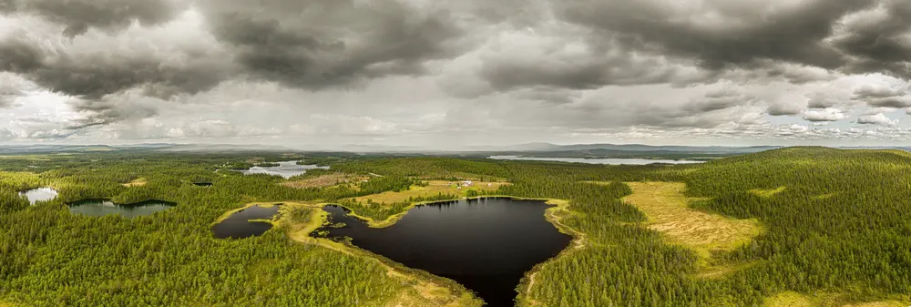 Wälder und Moorsee unter Wolken