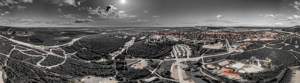 Stadt und Industrie von oben, entsättigt