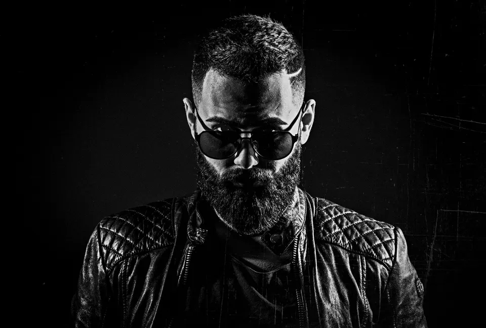 Mann mit Sonnenbrille und Lederjacke, Low-Key schwarzweiß