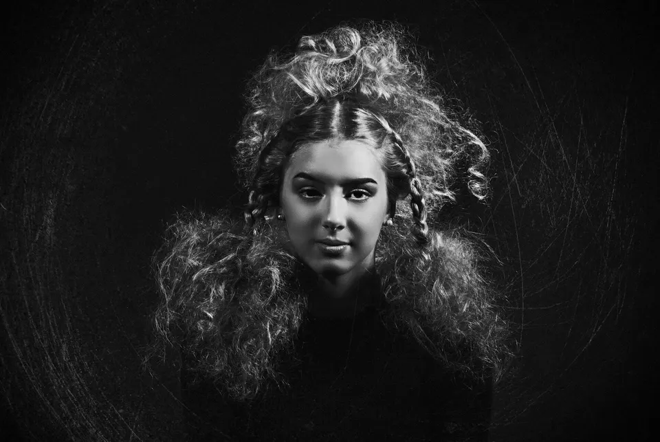 Frau mit wilden Locken, schwarzweiß