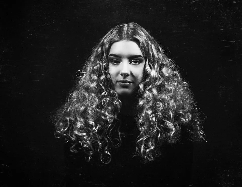 Frau mit großen Locken, schwarzweiß