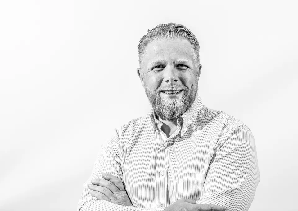 Stefan Friedrich Mayr, schwarzweißes Portrait vor hellem Grund