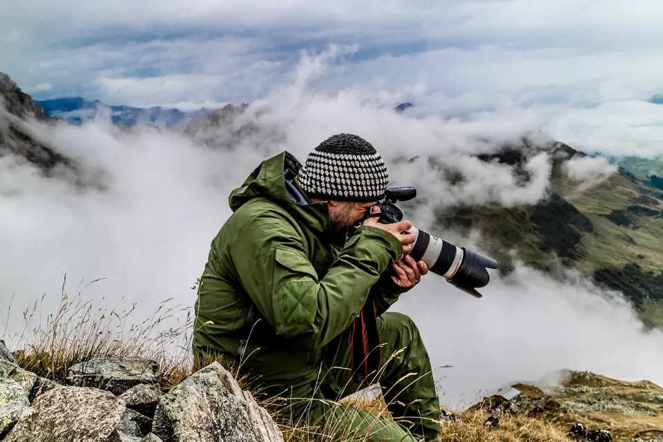 Stefan Friedrich Mayr fotografiert in den Bergen über dem Nebelmeer